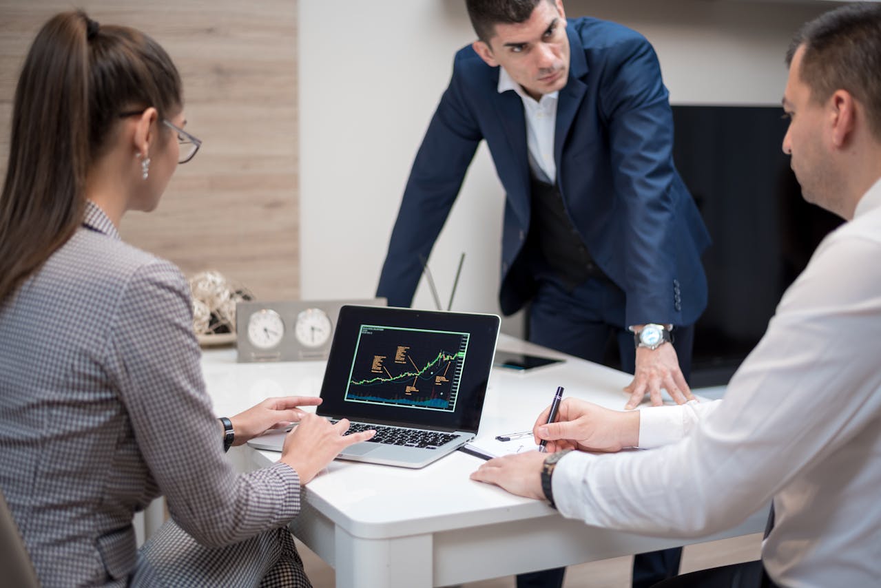 Hombre de negocios en consultoría